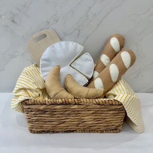 Productos horneados y queso brie de fieltro para jugar