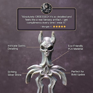 Puede incluir: Accesorio para el cabello gótico plateado con detalles intrincados y un diseño de calavera. El texto de la imagen dice: "Absolutely OBSESSED!" y "Striking Silver Shine." Fabricado con material PLA ecológico.