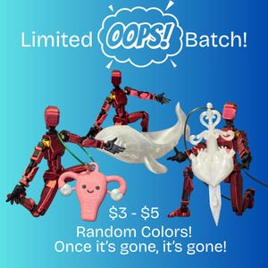 Può includere: L'immagine presenta figure articolate rosse con oggetti stampati in 3D bianchi e rosa, tra cui una balena, un utero e una spada decorativa. È presente anche il testo "Limited OOPS! Batch!" e "Random Colors! Once it's gone, it's gone!"
