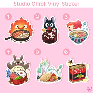 Puede incluir: Un conjunto de seis pegatinas de vinilo de Studio Ghibli. Las pegatinas presentan ilustraciones coloridas de personajes y alimentos de varias pel&iacute;culas de Ghibli, incluyendo un demonio de fuego con tocino y huevos, y un gato negro con un pastel.