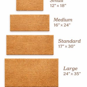 Può includere: Quattro zerbini rettangolari in fibra di cocco color marrone chiaro disposti verticalmente per dimensione. Le etichette indicano: Small 12" x 18", Medium 16" x 24", Standard 17" x 30" e Large 24" x 35". Ogni tappeto ha una trama in fibra naturale.