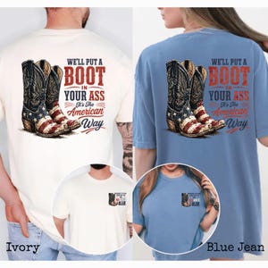 Puede incluir: Camisetas marfil y azul vaquero con un gráfico de botas de vaquero con un diseño de bandera americana. El texto dice "WE'LL PUT A BOOT IN YOUR ASS It's The American Way". Un gráfico más pequeño está en el frente.