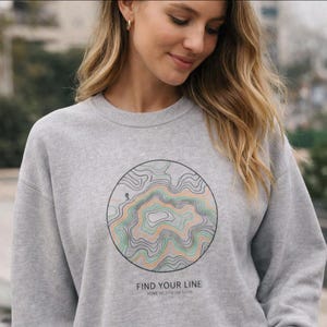 Sweater met ronde hals Topo Contour Line | topografische kaartprint, terreinkleding