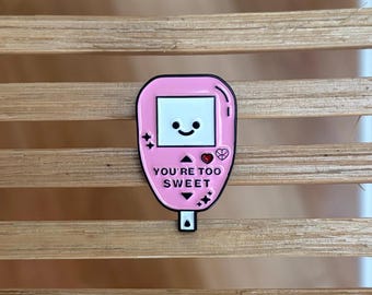 Emailspeldje You're Too Sweet-glucosemeter – diabetesbewustzijnsbadge | Cadeau voor verpleegkundige en gezondheidszorg | Endocrinoloog-accessoire | Glucosemeter