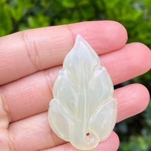 Natural Jade Leaf Pendant Green Jade Necklace Fortune Charm Clavicle Chain Unisex Amulet