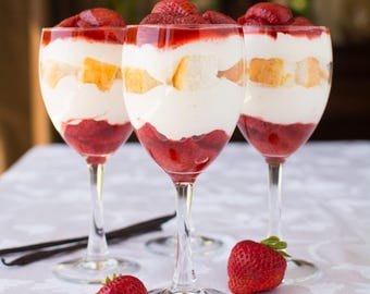 Geröstete Erdbeer-Parfait-Rezeptkarte (Digitaler Download) | Mascarpone-Vanille-Botte-Dessert