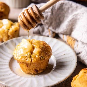 Receptkaart voor maïsbroodkoekjes met honingboter, jalapeño en cheddar (PDF)
