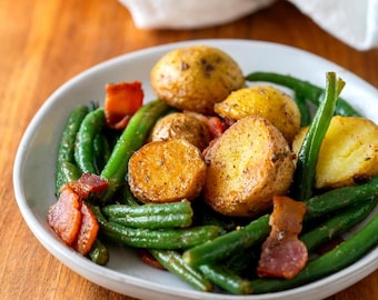 Papas crujientes con aderezo ranchero, judías verdes y tocino, listas en 40 minutos (PDF imprimible)