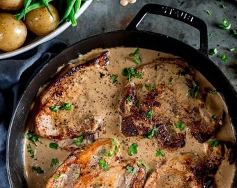 Chuletas de cerdo con salsa cremosa de mostaza / Receta fácil para una cena gourmet (Descarga instantánea)