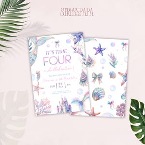 Puede incluir: Dos invitaciones de cumpleaños con temática de sirenas. La primera presenta una cola de sirena, el texto "IT'S TIME FOUR a shellabration!" y detalles del evento. La segunda tiene conchas marinas, estrellas de mar y burbujas. Las invitaciones son en colores pastel.