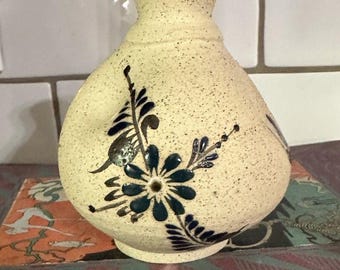 Wazon meksykański z motywem kwiatowym i motylem w stylu vintage folk art z ceramiki Tonala z piaskowca MCM