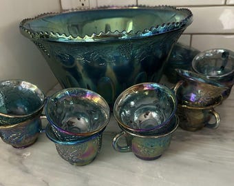 Tigela de ponche vintage Indiana Glass azul iridescente, estilo carnaval, com 12 xícaras.