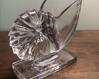 Sujetalibros de cristal transparente elegante con forma de concha marina Nautilus de New Martinsville, década de 1940