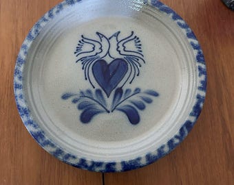 Plato para tarta esmaltado con sal azul cobalto, con diseño de pájaros, corazones y hojas de Eldreth Pottery, firmado en 1993