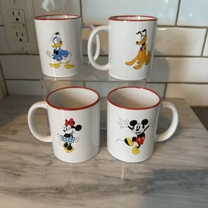 Peut inclure: Panneau en bois rustique avec l'inscription "Welcome to our home" en lettres blanches. Le panneau présente une finition vieillie et un design simple et accueillant, idéal pour un porche ou une entrée.