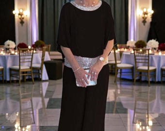 Completo due pezzi in chiffon con paillettes: top a maniche a pipistrello e pantaloni a gamba larga. Elegante completo da ufficio.