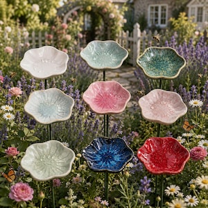 Peut inclure: Un ensemble de neuf abreuvoirs à oiseaux en céramique en forme de fleur sur de fines tiges métalliques. Chaque coupelle présente une finition émaillée unique dans des tons blanc, bleu clair, vert menthe, rose, bleu foncé, rouge et sarcelle.