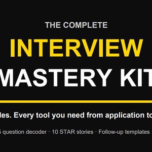 以下が含まれることがあります： 黒いグラフィックで、白と黄色の文字で「THE COMPLETE INTERVIEW MASTERY KIT」と書かれています。「5 Guides. Every tool you need from application to offer.」というテキストがタイトルの下にあります。追加のテキストには「Prep checklist, 25 question decoder, 10 STAR stories, Follow-up templates, Resume checklist.」が含まれています。