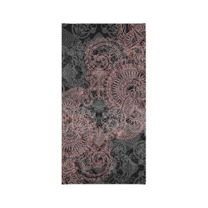 Könnte beinhalten: Ein rechteckiger schwarzer Stoff mit einem detaillierten Paisley-Muster in Rosa und Weiß. Das Design umfasst wirbelnde Blumen- und Blattmotive, die eine komplexe und elegante Ästhetik schaffen. Der Stoff wird wahrscheinlich für Heimdekoration oder Mode verwendet.