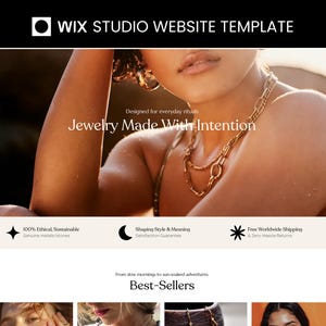 Op de afbeelding: Een website template met de tekst "WIX STUDIO WEBSITE TEMPLATE". De afbeelding toont een persoon die gouden sieraden draagt. De tekst "Jewelry Made With Intention" is ook zichtbaar.