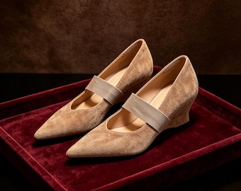 Maßgeschneiderte Einlegesohlen ， Beige Wildlederkeil Mary Jane Pumps, Spitze Schuhe mit niedrigem Absatz, bequeme Büroschuhe
