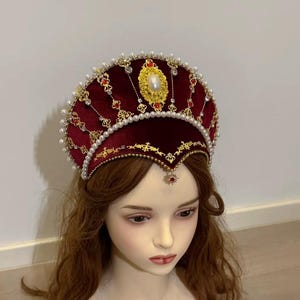 Tudor Fransk Huva Vinröd Sammets Kokoshnik Krona med Guldfiligran och Pärlor - Tiara för Bröllop, Renässansmässa, Kunglig Cosplay