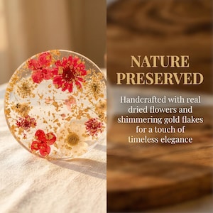 Op de afbeelding: Een heldere, ronde onderzetter met rode en witte gedroogde bloemen en gouden vlokken ingekapseld in hars. De tekst luidt "NATURE PRESERVED".