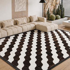 Alfombra de piel de vaca auténtica, patchwork de cuero natural, alfombra rústica de estilo granja con patrón de ondas sinuosas.