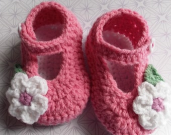 crochet baby shoes; crochet Mary Janes; pink baby booties, baby girl shoes, baby booties, flower baby shoes; ready to ship, uk seller