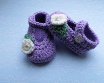 Handarbeit häkeln Baby-Schuhe, lila Schuhe, baby Hausschuhe, Krippe Schuhe, baby-Mädchen-Schuhe in violett, weich baby-Schuhe, 0-3 Monate Größe.