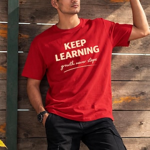 Camiseta "Sigue aprendiendo" con mentalidad de crecimiento, cita motivacional y regalo para la superación personal.