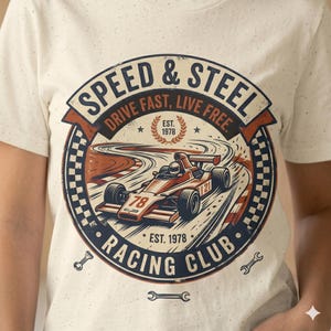 以下が含まれることがあります： クリーム色のTシャツ。レーシングをテーマにしたグラフィックが特徴です。デザインには、トラック上のレーシングカー、"SPEED & STEEL"と"RACING CLUB"の文字が含まれています。赤、茶色、青の色合いで、"DRIVE FAST, LIVE FREE"と"EST. 1978"の文字が描かれています。