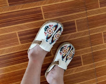 Haftowane lniane klapki dla kobiet | Klapki espadryle w stylu boho, letnie sandały z motywem kwiatowym w stylu folk art
