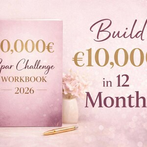 Könnte beinhalten: Ein rosa Arbeitsbuch mit dem Titel "10.000€ Spar Challenge WORKBOOK 2026" in goldener Schrift. Das Bild zeigt auch den Text "Build €10.000 in 12 Months". Ein goldener Stift, Kerzen und Blumen sind ebenfalls vorhanden.
