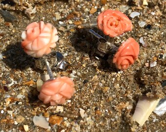 Mignon vintage pâle ou moyenne corail, rose sculpté boucles d’oreilles clous sur les fils d’argent