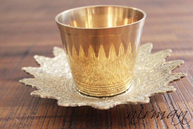 Taza de latón con bandeja floral en relieve /Royalty Brass Cup de La