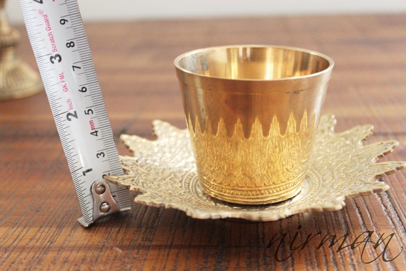 Taza de latón con bandeja floral en relieve /Royalty Brass Cup de La