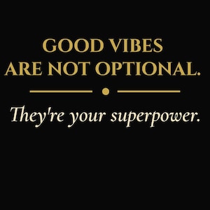 Könnte beinhalten: Schwarzer Hintergrund mit goldenem Text: „GOOD VIBES ARE NOT OPTIONAL. They're your superpower.“ Der Text ist zentriert und in einer Serifenschrift. Darunter steht „THE SOLEIL EDIT“ in Gold.