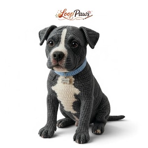 Puede incluir: Escultura de perro de ganchillo en tonos grises y crema, con un collar azul y una etiqueta que dice "Bruno". El perro tiene una raya blanca en la cabeza y el pecho. El logotipo de Loop Paws está en la esquina superior derecha.