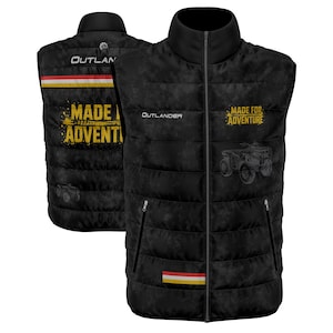Könnte beinhalten: Eine schwarze Steppweste mit Stehkragen, durchgehendem Reißverschluss und zwei Reißverschlusstaschen. Die Weste zeigt den Schriftzug "OUTLANDER" und "MADE FOR ADVENTURE" in Gelb sowie eine Grafik eines ATVs und einen rot-weiß-gelben Streifen.