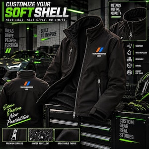 Op de afbeelding: Een zwarte softshell jas met een hoge kraag, een volledige ritssluiting aan de voorzijde en zakken met rits. Op de borst staat een logo met twee schuine balken in oranje en blauw. De stof is winddicht, waterafstotend en ademend.