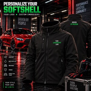 Peut inclure: Une veste softshell noire avec un col montant, une fermeture éclair intégrale et des poches zippées. La poitrine porte le texte YOUR EMBROIDERED LOGO, tandis que le dos affiche DRIVEN BY PASSION. La veste est présentée de face et de dos.