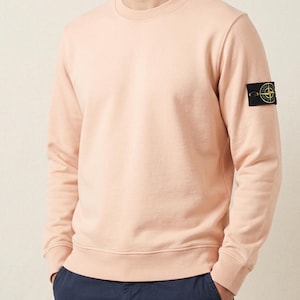 Pode incluir: Um conjunto de três canecas de cerâmica com acabamento fosco e salpicado. As canecas são em tons de creme, cinza claro e cinza escuro. Cada caneca tem um design simples e minimalista e uma alça arredondada.