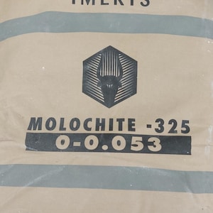 Puede incluir: Una bolsa beige con la palabra "IMERYS" en la parte superior. Debajo, un hexágono negro con una cabeza de animal estilizada. El texto "MOLOCHITE -325" y "0-0.053" están impresos en negro. La parte inferior dice "MADE IN ENGLAND".