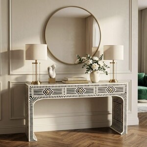 Handgemaakte consoletafel met lades en inlegwerk van been | Zwart-wit gestreepte halmeubels