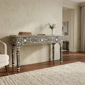 Consolle artigianale con intarsi in osso nero, tavolino da ingresso con motivo floreale e cassetto, scrivania con motivo floreale, complemento d'arredo boho per soggiorno.