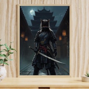 以下が含まれることがあります： 刀を持つ猫の顔をした侍が描かれた額入りのアートワーク。夜のシーンで、背景には提灯と満月で照らされた日本の伝統的な建物があります。アートワークは明るい木材で額装されています。