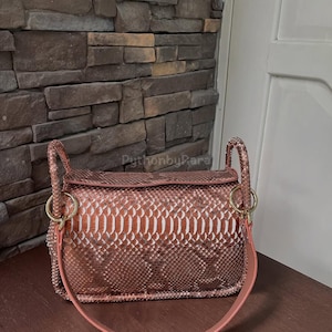 Puede incluir: Un juego de tres tazas de cerámica con un acabado mate moteado. Las tazas son de color crema, gris claro y gris oscuro. Cada taza tiene un diseño simple y minimalista, ideal para café o té.