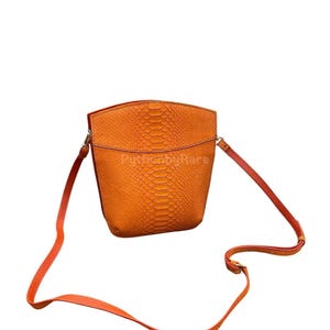 Op de afbeelding: Een handgemaakt houten bord met de tekst "Welcome to our home" in een handschriftstijl. Het bord is wit geschilderd met zwarte letters en een verweerde afwerking, perfect voor woondecoratie.