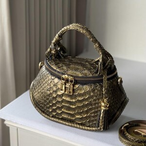 Może przedstawiać: Rustykalny drewniany szyld z napisem "Welcome to our home" w białych literach. Szyld ma postarzaną powierzchnię i prosty, zapraszający design.